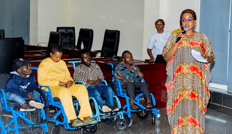 Aline Gahongayire yafashije abafite ubumuga abaha amagare afite agaciro ka Miliyoni 31 Frw-AMAFOTO