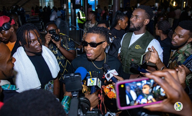 Joeboy yageze i Kigali ahishura gukorana indirimbo na Bruce Melodie na Ish Kevin-AMAFOTO+VIDEO