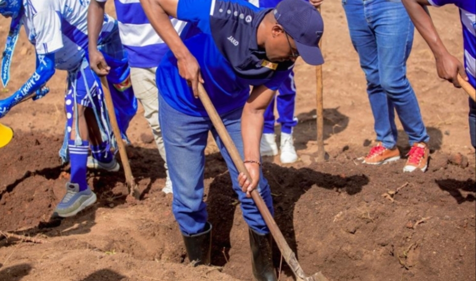 Rayon Sports yifatanyije n'Akarere ka Nyanza mu muganda mbere y'umukino - AMAFOTO