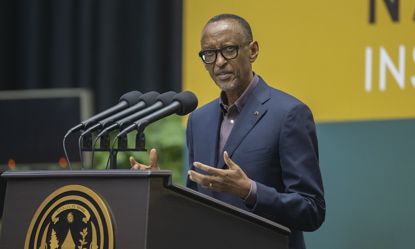 Perezida yagereranyije Isi nk'ururo mu isanzure asaba abantu guca bugufi-AMAFOTO