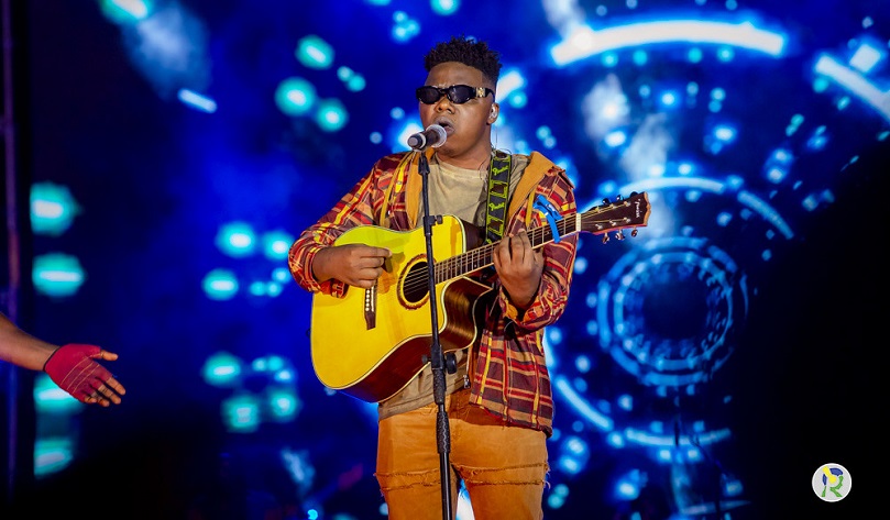 Niyo Bosco yasinye imyaka itatu muri ‘Sunday Entertainment’