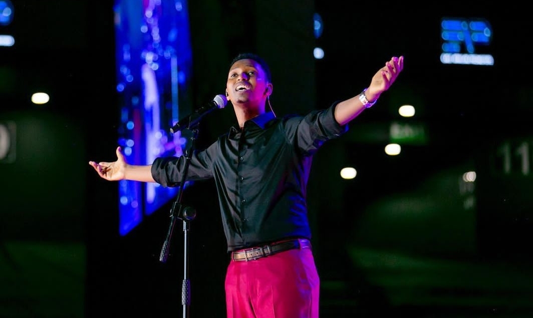 Israel Mbonyi wegukanye igihembo cy'umuramyi wa mbere muri Afrika yatangiye kuririmba mu Cyongereza-VIDEO