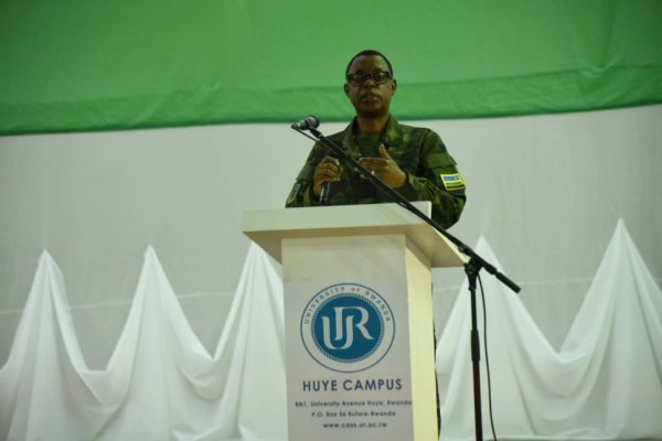 Gen. Kabarebe yavuze ku bana babiri b'imyaka 13 batabaye Inkotanyi ku rugamba