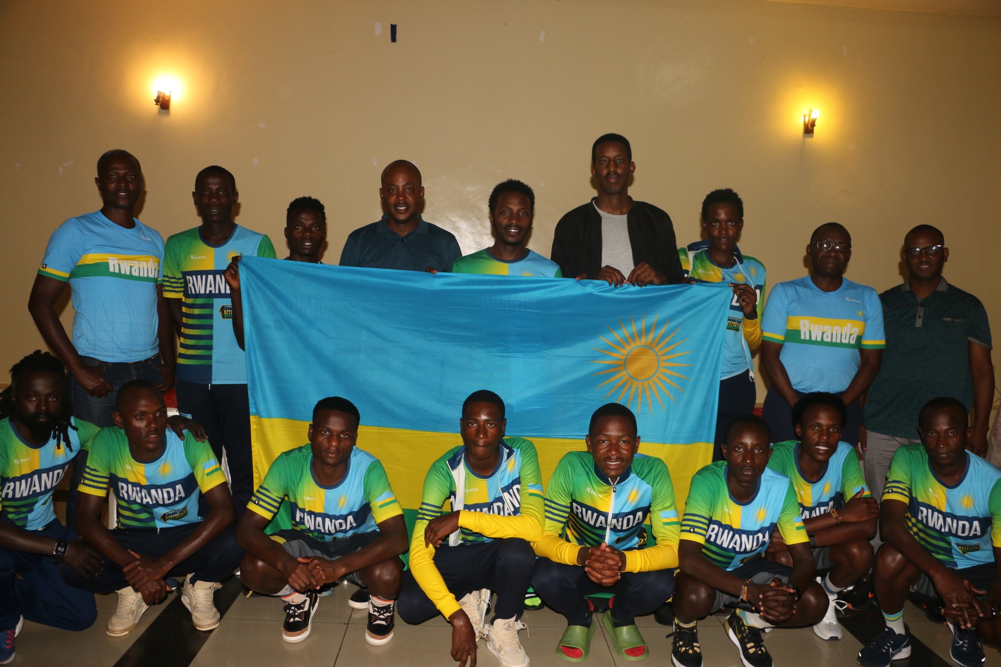 Minisiteri ya siporo yahaye ibendera abakinnyi 12 bagiye guhagararira u Rwanda mu irushanwa ry'amagare 
