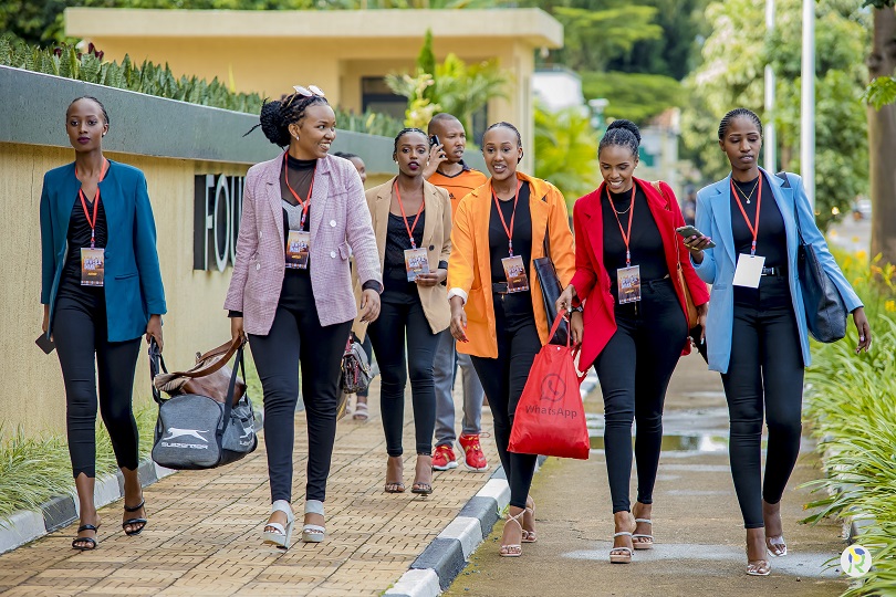 Inyamibwa bakoze urugendo berekeza mu gitaramo bizihirizamo isabukuru y'imyaka 25-AMAFOTO 50