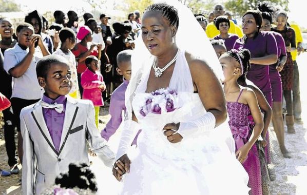 Hashize imyaka 10 umwana muto n'umukecuru w'imyaka 62 bakoze ubukwe bwo gushimisha abakurambere bapfuye