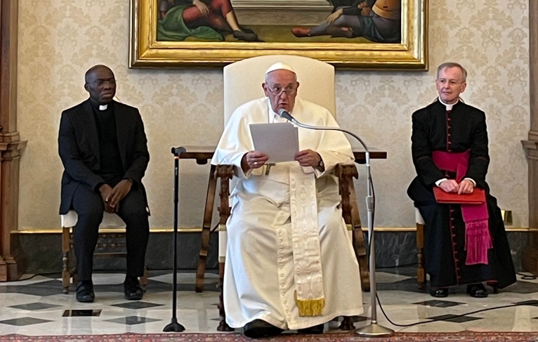 Papa Francis yakiriye umwambaro n'ubutumwa bw'umukinnyi akunda wavunitse muri Manchester United