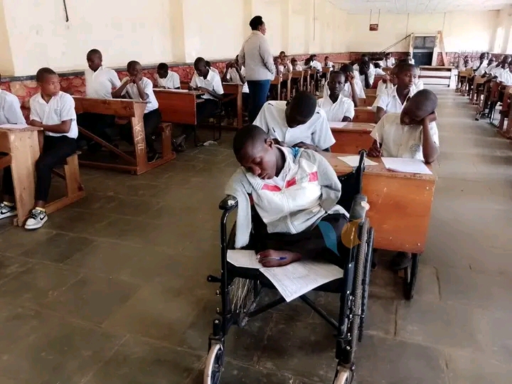 Iremakwishaka, umunyeshuri wandikisha ukuguru gufite ubumuga afite inzozi zo kuzaba umunyamakuru kuri Radiyo