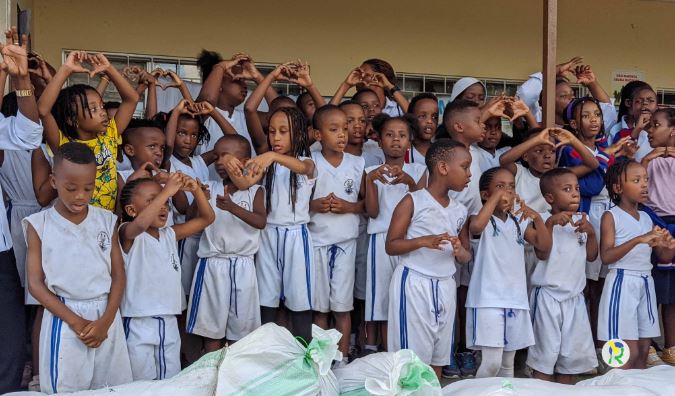 Rubavu: Ecole La Racine yatanze inkunga y'imyenda n'inkweto ku b ...