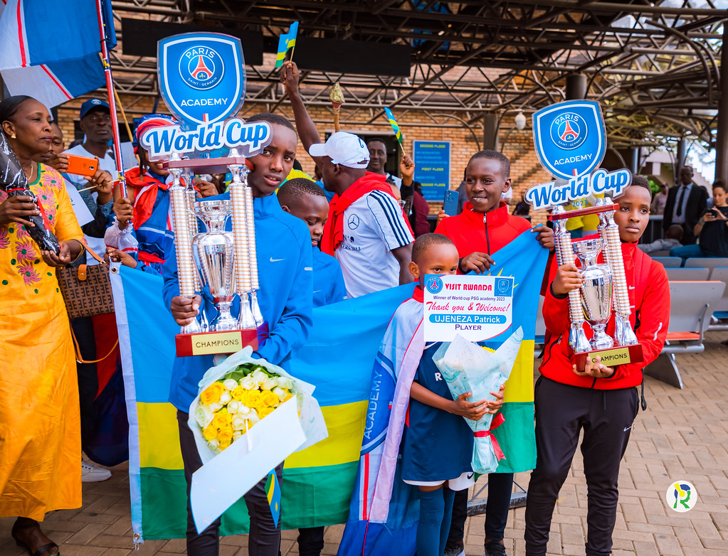 Abana b'irerero rya PSG bageze mu Rwanda bacigatiye ibikombe bibiri by'Isi bakuye mu Bufaransa-AMAFOTO+VIDEO