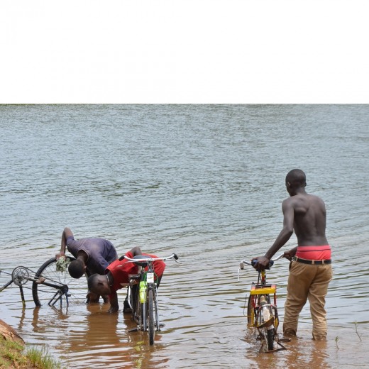 Kayonza:Impungenge ku baturage batekesha amazi  yogerejwemo  moto n'amagare 