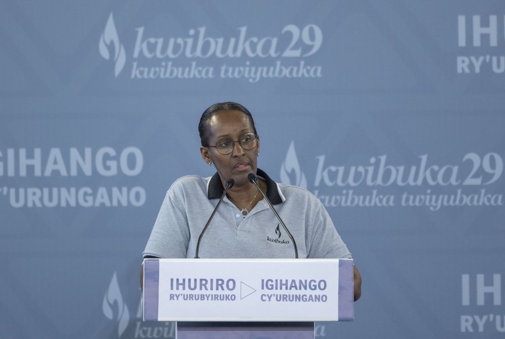 Igihango cy’Urungano: Madamu Jeannette Kagame yifatanyije n'urubyiruko rurenga 1,000 kwibuka Jenoside yakorewe Abatutsi