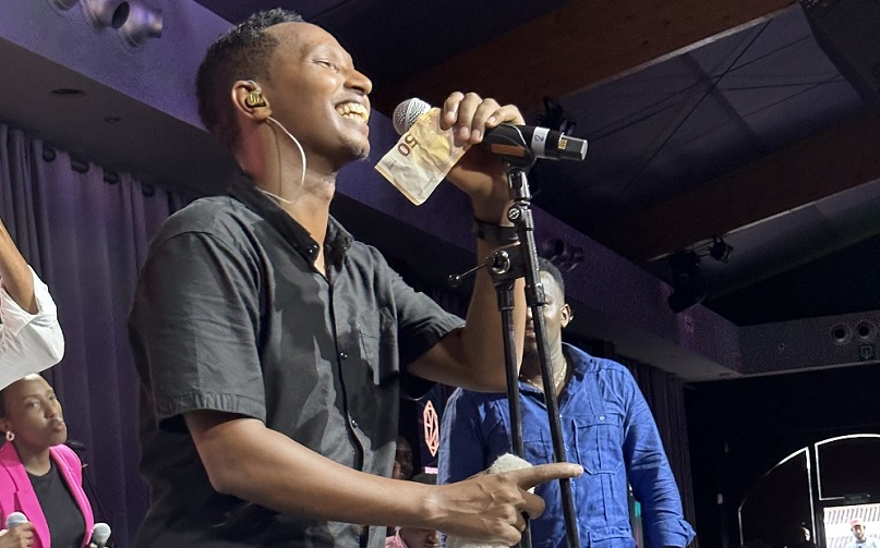 Bamuhaye amafaranga! Israel Mbonyi yanditse amateka mu gitaramo yakoreye mu Bubiligi-AMAFOTO