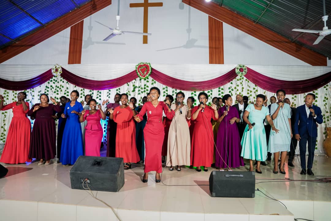 Umugisha Choir bavuye imuzi ubudasa bw’Imana mu ndirimbo “Uwitek ...