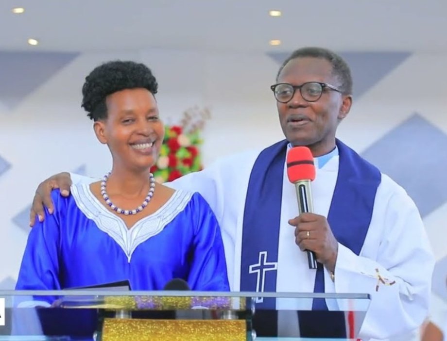 Pasiteri Antoine Rutayisire yakorewe agashya ubwo yasezerwagaho mu nshingano