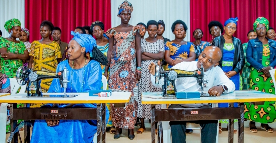 Mbere yo gutaramira muri BK Arena, Shalom Choir yashyikirije ababyeyi 47 babyariye iwabo ubufasha bw'imashini zidoda