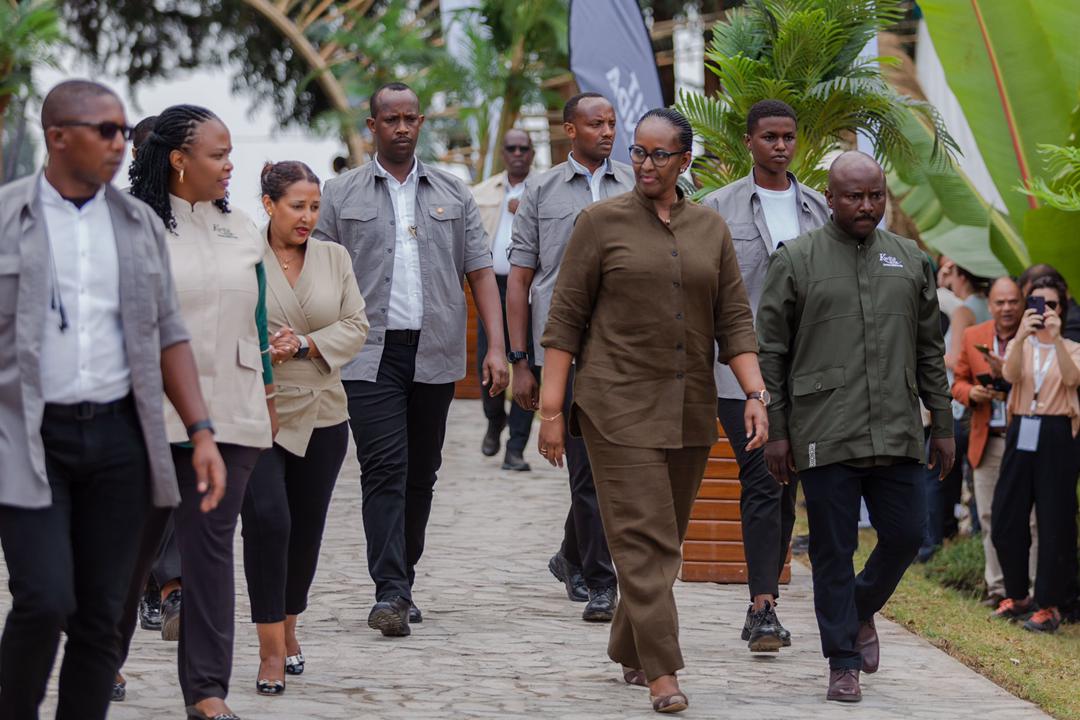 Kwita Izina: Miss Kalimpinya yasabye ababyeyi kuvuza impundu, umwana w’imyaka 12 aratungurana