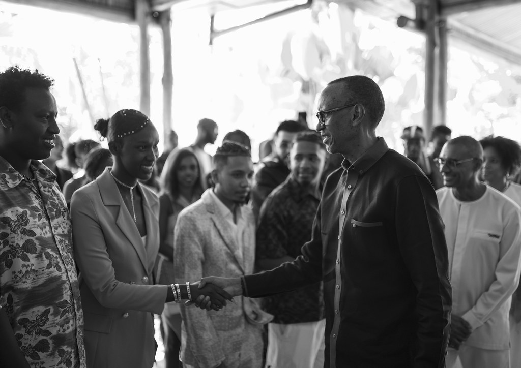 Bwiza yahishuye ko yaraye adakarabye intoki nyuma yo gusuhuza Perezida Kagame