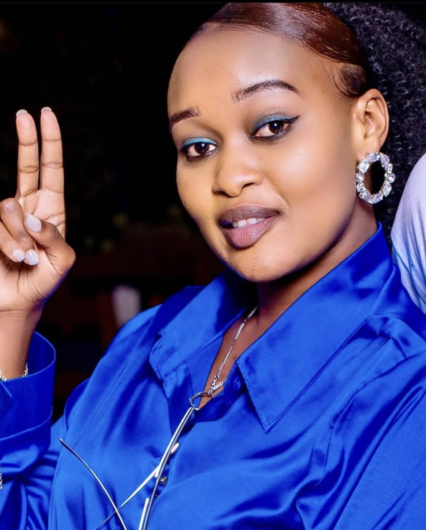 Rufonsina ukina mu “Umuturanyi ", mu mpamvu zatumye atinda kumenyekana harimo no kwakwa ruswa y’igitsina