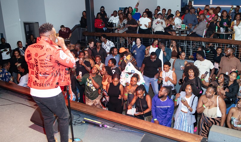 Christopher yongeye igitaramo mu byo yagombaga gukorera muri Amerika