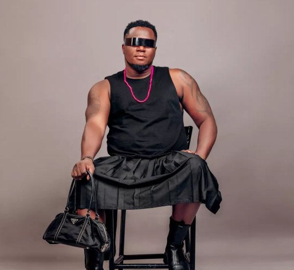 Ukuri ku  mafoto  ya Mico The Best  yambaye ijipo amaze iminsi arikoroza -VIDEO