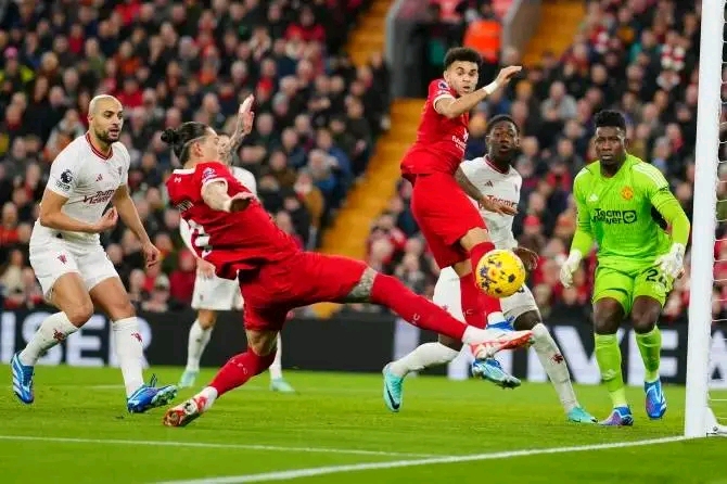 Premier League: Manchester United yihambiriye kuri Liverpool iyitesha umwanya wa mbere