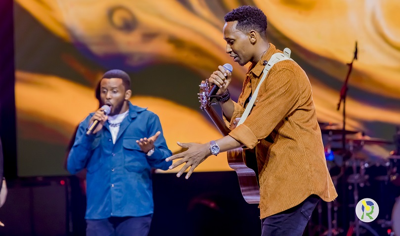 Mufata nk’umuhungu wanjye! Umunye-Congo watahanye ishati ya Israel Mbonyi-AMAFOTO