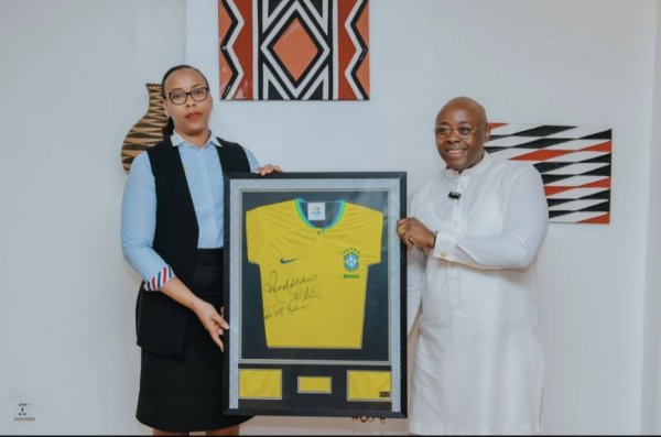 Perezida Kagame yahawe impano n'abanyabigwi muri Ruhago