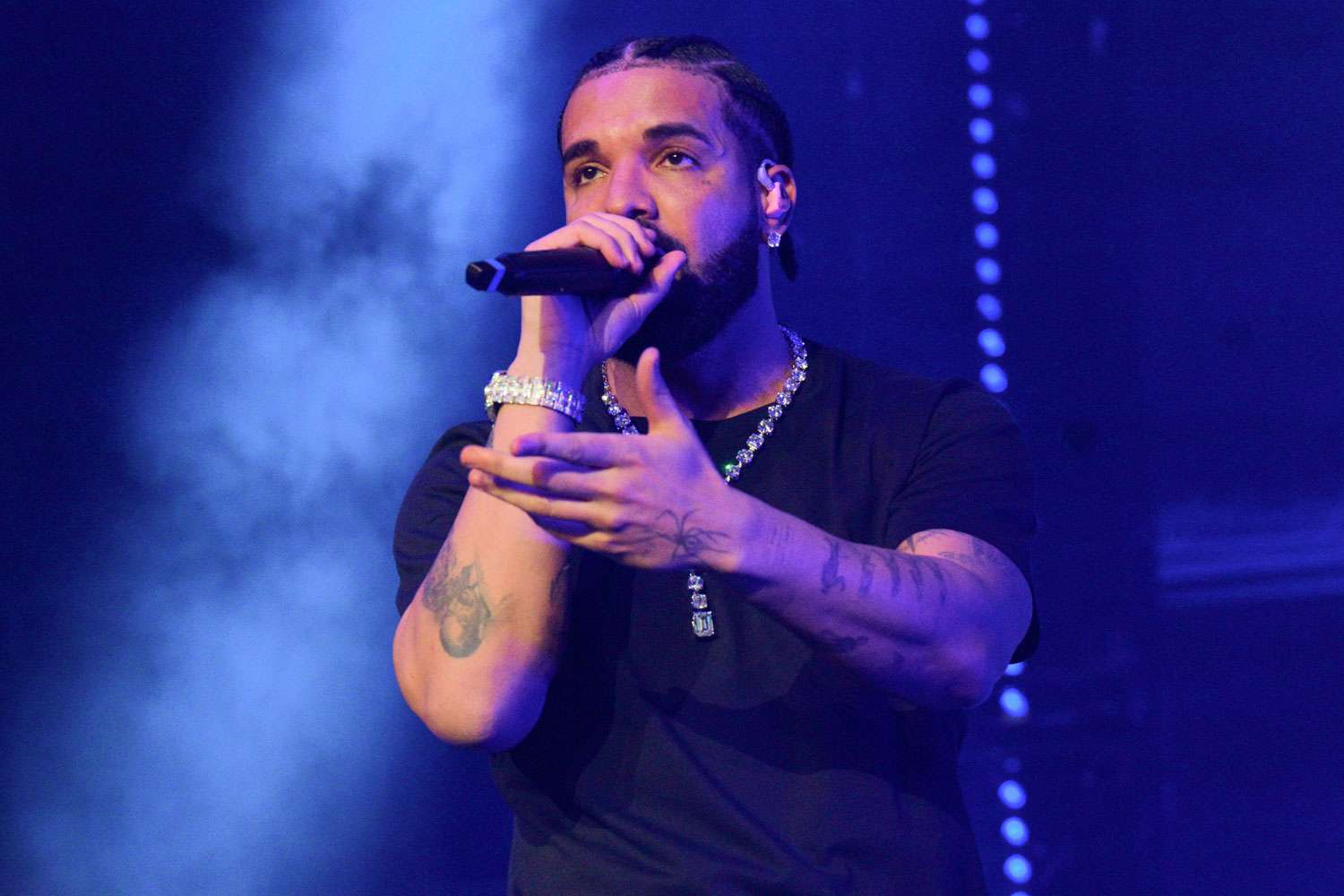 Drake yatanze impano ya Miliyoni 32Frw ku mufana wamusabye kuba Se w’umwana atwite
