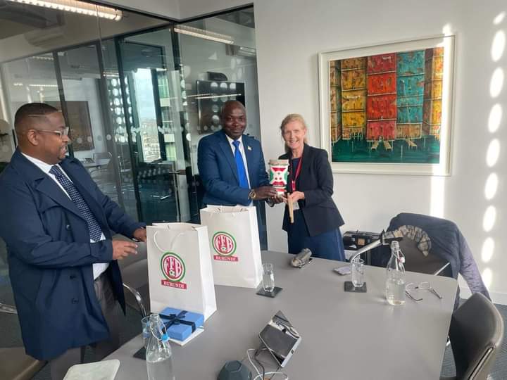 Perezida w'Ishyirahamwe ry'Umupira w'Amaguru mu Burundi yahuye n ...