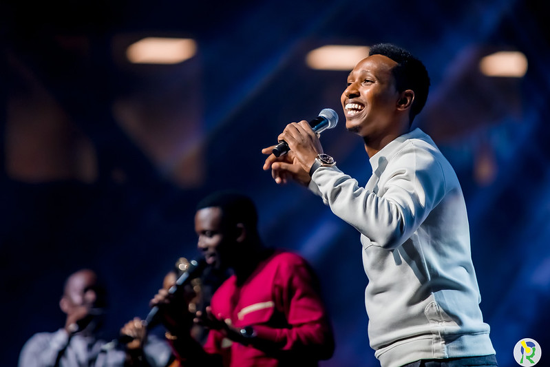 Abarimo Israel Mbonyi na James&Daniella basigiye ibyishimo Abakristu bizihije Pasika mu gitaramo cyambukiranyije umunsi - AMAFOTO+VIDEO