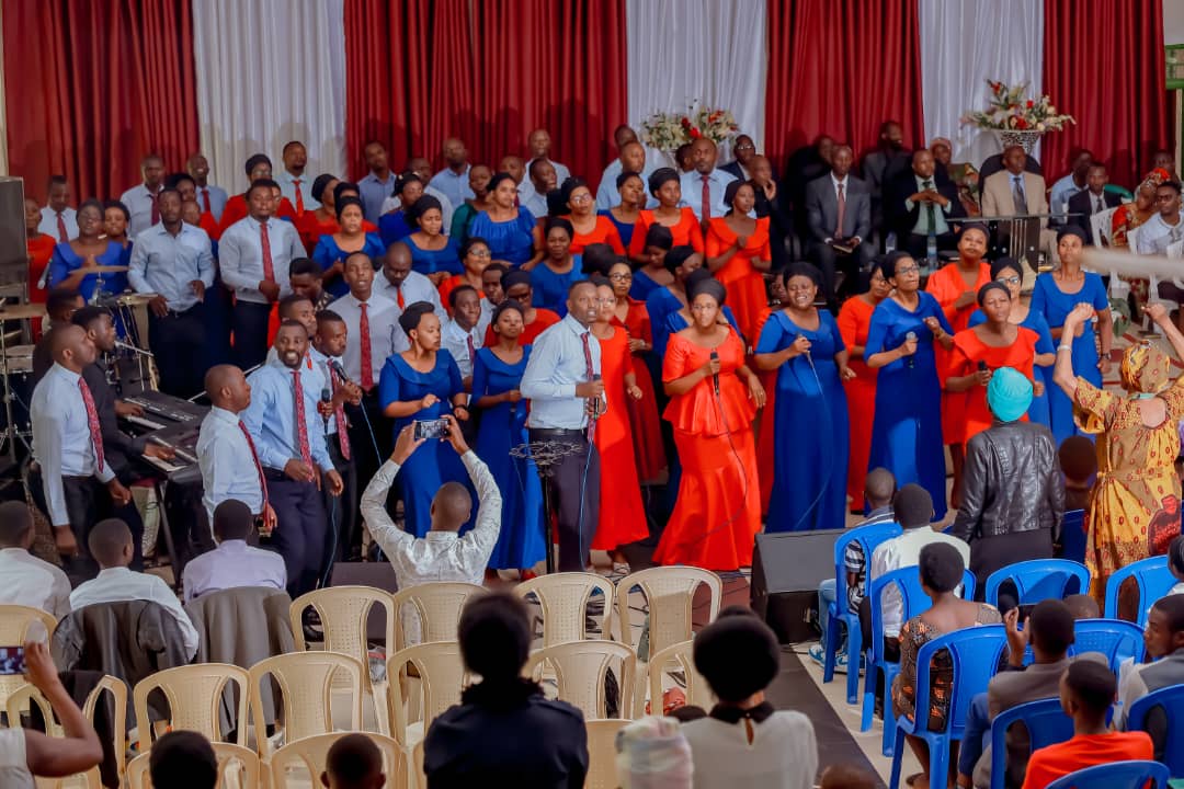 Bagarukanye "Abera b'Imana"! Amateka ya Korali Ukuboko kw'Iburyo yamamaye mu ndirimbo "Ikidendezi"-VIDEO