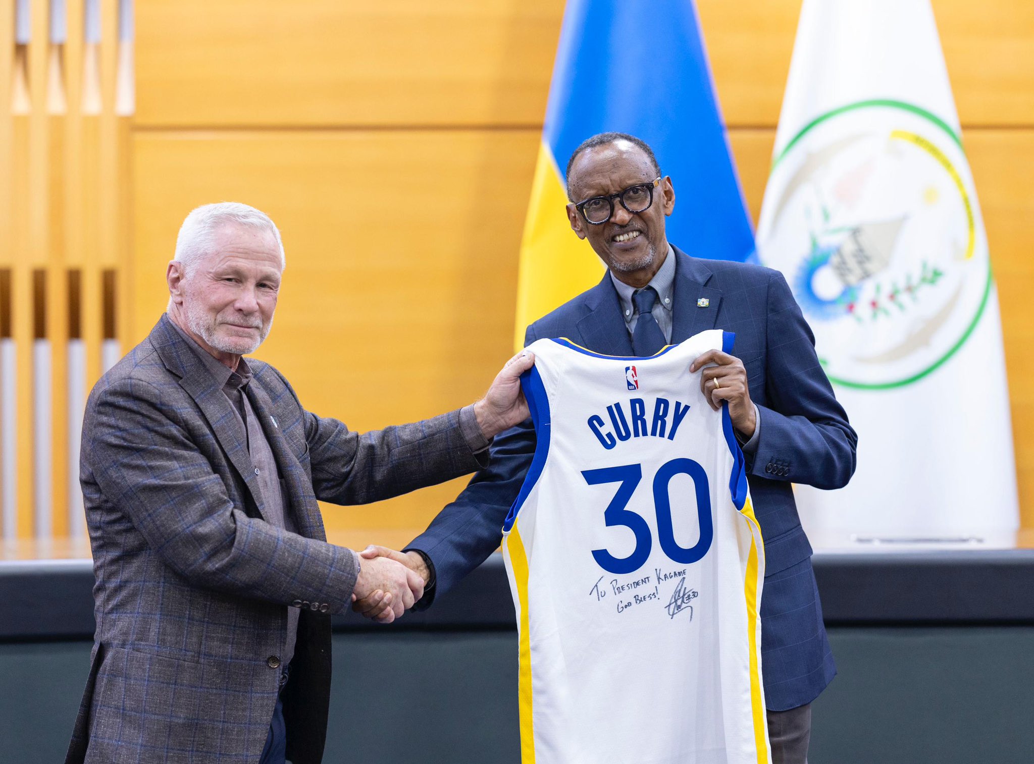 Perezida Kagame yakiriye Impano ya Stephen Curry 