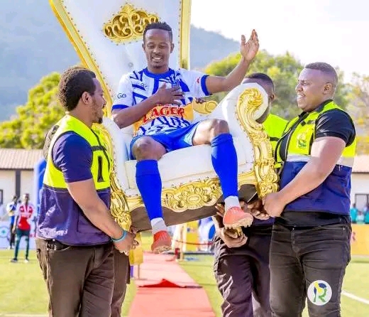 Haruna Niyonzima yavuze ko aramutse avugishije ukuri ku biri muri Rayon Sports abafana bayo bayanga