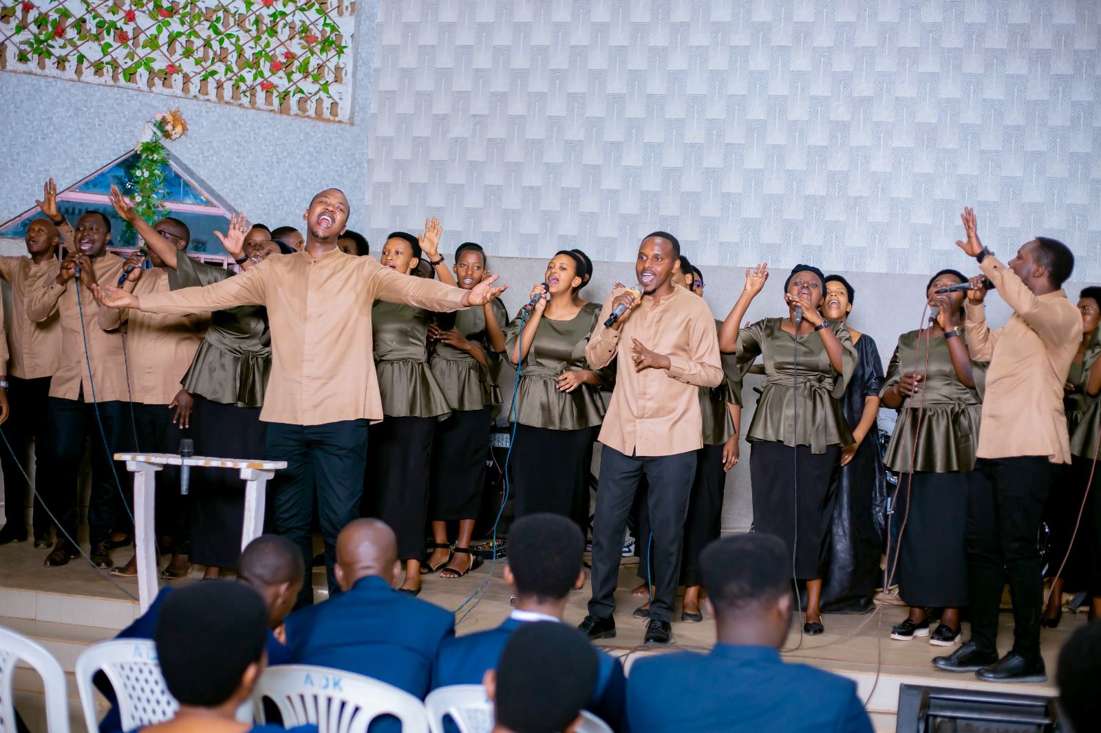 Korali Umuseke yitegura gutaramira Abanyarwanda mu mpera z’umwaka yongeye gukora mu nganzo – VIDEO