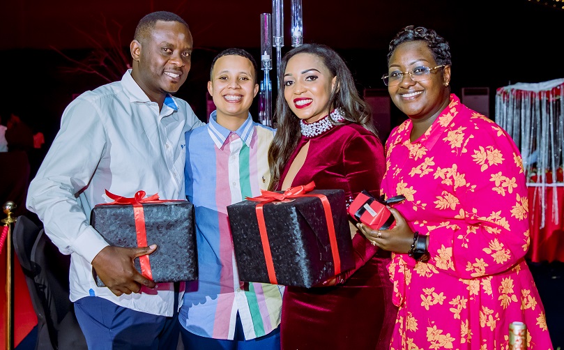 Bizihije ‘Saint Valentin’ biratinda ! Uko ‘Couple’ zaserutse mu gitaramo cya Kidum- AMAFOTO 50+VIDEO