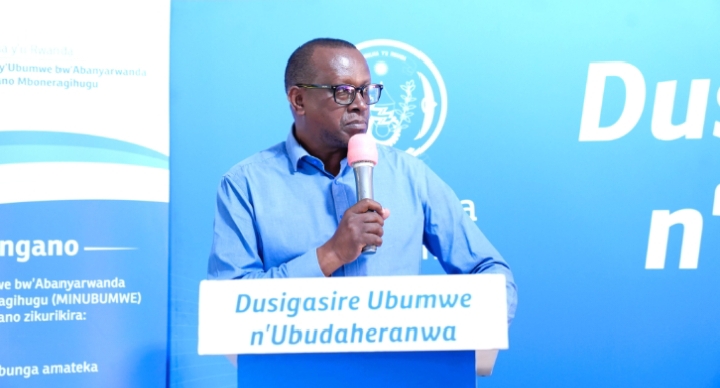 Minisiriti Bizimana yahanuye abagize uruhare muri Jenoside yakor ...
