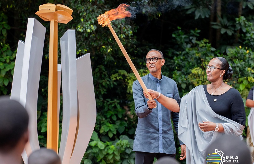 #Kwibuka31: Perezida Kagame na Madamu Jeannette Kagame bacanye urumuri rw'icyizere- AMAFOTO