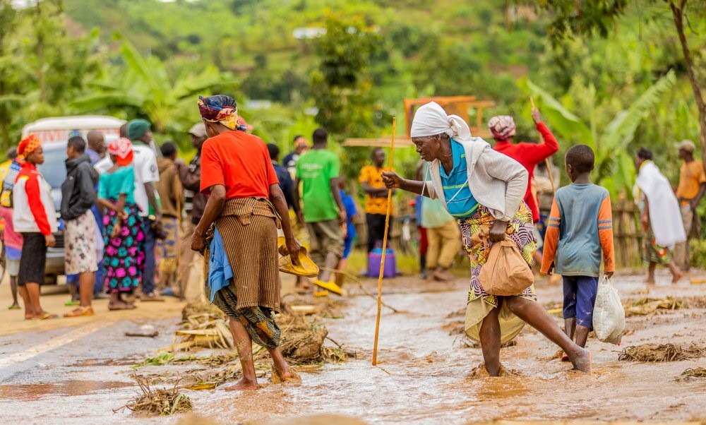 MINEMA yatangaje ko abaturage ibihumbi 100 bashobora gushegeshwa n’ibiza kubera imvura nyinshi