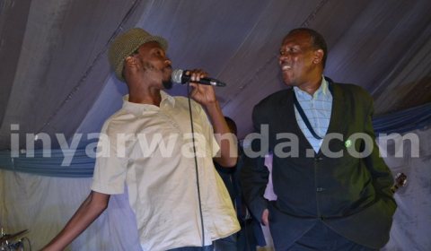 Prof. Malonga Pacifique yashimishije abantu abyina indirimbo 'Nsigaye ndi umuzungu'-AMAFOTO