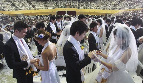 Abakobwa b'amasugi 2,500 basezeranye imbere y'Imana mu rusengero ...