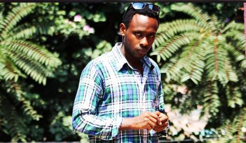 Umuhanzi Sajou uzwi nka Nizeyimana mu ikinamico urunana yasohoye indirimbo ivuga iby'urupfu rwe