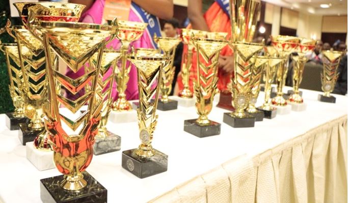Tora umukinnyi wa filime ukunda mu marushanwa ya Rwanda Movie Awards ukoresheje telefoni