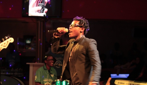 MU MASHUSHO :Bruce Melodie yongeye gushimangira ubuhanga bwe muri muzika y’umwimerere mu imurikwa rya Ntundize
